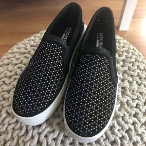 SKECHERS SLIP ONS